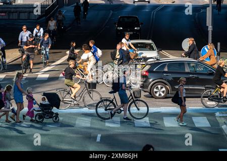 Les cyclistes sur les pistes cyclables, sur la rue Vester Voldgade, dans le centre de Copenhague, considéré comme la capitale mondiale du cyclisme, 45% de la population Banque D'Images