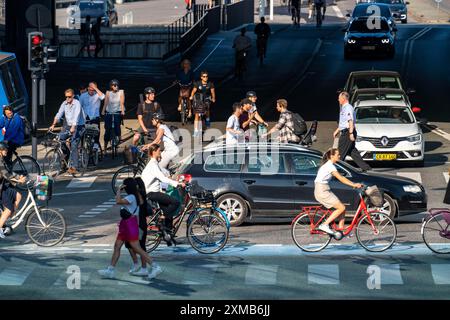 Les cyclistes sur les pistes cyclables, sur la rue Vester Voldgade, dans le centre de Copenhague, considéré comme la capitale mondiale du cyclisme, 45% de la population Banque D'Images