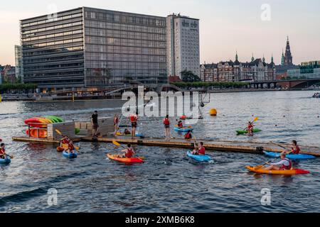 Soirée d'été à Copenhague, au port, aux îles Brygge, les gens qui célèbrent, mangent, boire, se détendre au bord du port, kayak polo, Danemark Banque D'Images