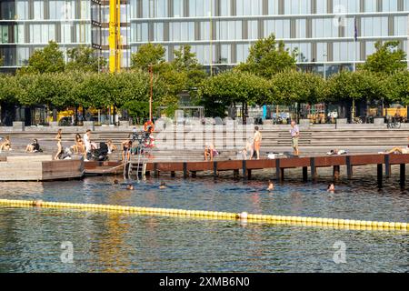 L'été, baignade dans le port de Copenhague, il y a des lieux de baignade officiels, des bains portuaires et des lidos dans de nombreux endroits, ici le Bolgen Banque D'Images