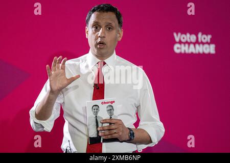 Photo datée du 18/06/24 du leader travailliste écossais Anas Sarwar, qui a été averti de sa promesse électorale de "pas d'austérité sous le Labour", est revenu le mordre alors que la chancelière britannique annoncera un trou noir de 20 milliards de livres sterling. Date d'émission : samedi 27 juillet 2024. Banque D'Images