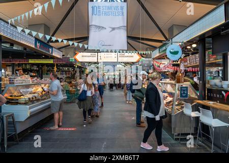 Halles de marché de Torvehallerne avec étals de marché, nourriture de toutes sortes, restaurants, snack-bars, Copenhague, Danemark Banque D'Images