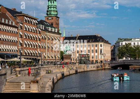 Gammel Strand Square, centre-ville, sur Slotholmens canal, tour de Nikolaj Kunsthal, ancienne église, aujourd'hui salle d'exposition d'art, Copenhague, Danemark Banque D'Images