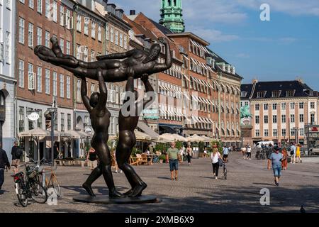 Gammel Strand Square, Slaegt Lofter Slaegt, sculpture en bronze de l'artiste danois Svend Wiig Hansen, Copenhague, Danemark Banque D'Images