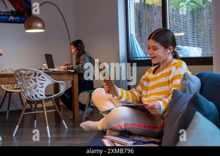 Homeschooling, 2 filles, sœurs, 11 ans, apprendre à la maison, apprentissage à domicile, leçons à domicile, apprentissage à distance, discussion avec les enseignants et les camarades de classe Banque D'Images