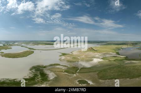 Vue aérienne des magnifiques lacs sodiques du parc national de Kiskunság, Fülöpszállás Hongrie. Le nom hongrois est Kelemen-szék. Banque D'Images