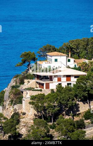 Villas sur les falaises dans le nord-ouest de l'île, près d'Alconasser, Serra de Tramuntana, Majorque, Espagne Banque D'Images