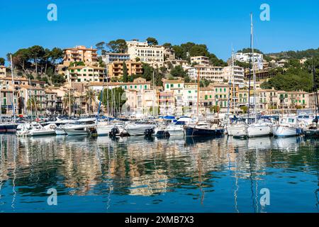 Ville côtière de Port de Soller dans le nord-ouest de l'île, près d'Alconasser, Serra de Tramuntana, Majorque, Espagne Banque D'Images