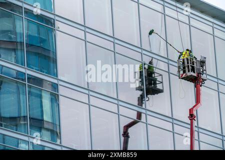 Nettoyeur de vitres, entretien de bâtiments, nettoyage de façades, sur une ramasseuse de cerises, à Duesseldorf, Rhénanie du Nord-Westphalie, Allemagne Banque D'Images