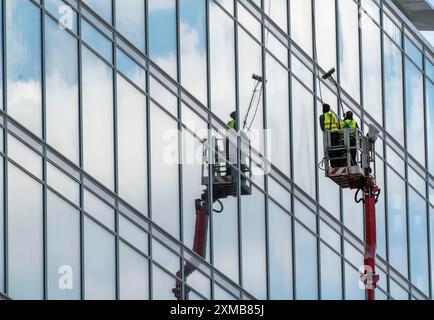 Nettoyeur de vitres, entretien de bâtiments, nettoyage de façades, sur une ramasseuse de cerises, à Duesseldorf, Rhénanie du Nord-Westphalie, Allemagne Banque D'Images