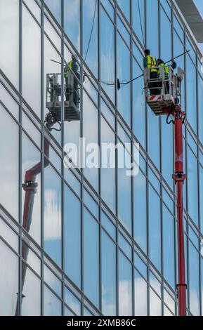 Nettoyeur de vitres, entretien de bâtiments, nettoyage de façades, sur une ramasseuse de cerises, à Duesseldorf, Rhénanie du Nord-Westphalie, Allemagne Banque D'Images