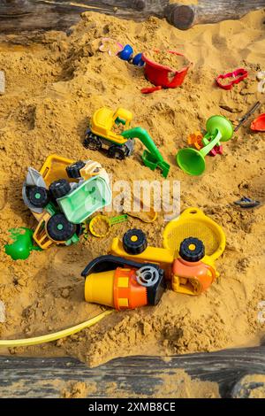 Bac à sable, sur une aire de jeux pour enfants, bac à sable avec divers jouets en plastique, excavatrice, pelles, moules Sauerland, Rhénanie-du-Nord-Westphalie, Allemagne Banque D'Images