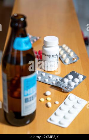 Image symbolique, prendre des médicaments et de l'alcool, ne devrait pas être fait, l'alcool et la médecine ne sont pas compatibles Banque D'Images