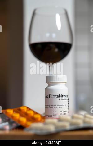 Image symbolique, prendre des médicaments et de l'alcool, ne devrait pas être fait, l'alcool et la médecine ne sont pas compatibles Banque D'Images