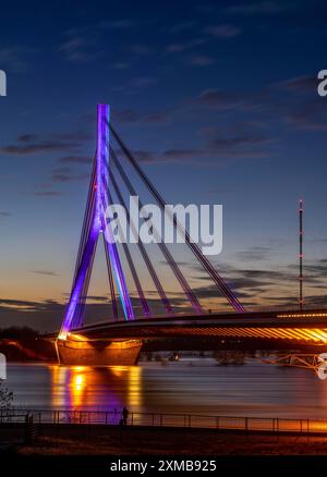 Pont du Rhin à Wesel, pont du Bas Rhin, pont routier de la route fédérale B58, éclairage nocturne, inondation, Wesel, Rhénanie du Nord-Westphalie, Allemagne Banque D'Images