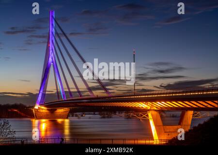 Pont du Rhin à Wesel, pont du Bas Rhin, pont routier de la route fédérale B58, éclairage nocturne, inondation, Wesel, Rhénanie du Nord-Westphalie, Allemagne Banque D'Images