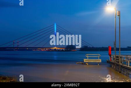 Pont du Rhin à Wesel, pont du Bas Rhin, pont routier de la route fédérale B58, éclairage nocturne, inondation, Wesel, Rhénanie du Nord-Westphalie, Allemagne Banque D'Images