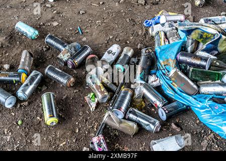 Boîtes de peinture, restes de déchets de pulvérisateurs de graffitis, sous le pont autoroutier, l'A43 sur le canal Rhin-Herne, Recklinghausen, Nord Banque D'Images