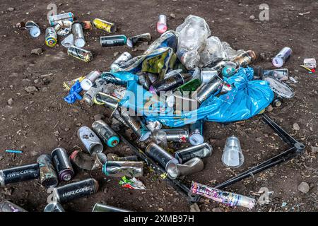 Boîtes de peinture, restes de déchets de pulvérisateurs de graffitis, sous le pont autoroutier, l'A43 sur le canal Rhin-Herne, Recklinghausen, Nord Banque D'Images