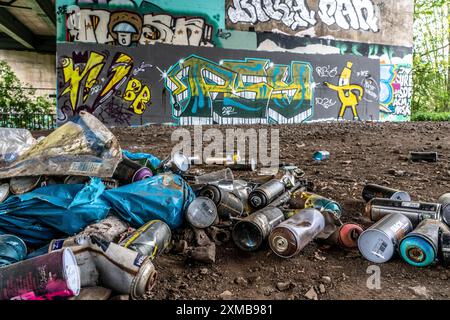 Boîtes de peinture, restes de déchets de pulvérisateurs de graffitis, sous le pont autoroutier, l'A43 sur le canal Rhin-Herne, Recklinghausen, Nord Banque D'Images