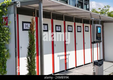 Toilettes, dans un cinéma en plein air, toilettes pour hommes, cabines de toilettes, Cologne, Rhénanie-du-Nord-Westphalie, Allemagne Banque D'Images