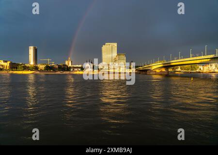 Kennedyufer à Cologne Deutz, sur le Rhin, vieille église St Heribert, tour Lanxess, bâtiment administratif, arche de l'arène Lanxess, KoelnTriangle Banque D'Images