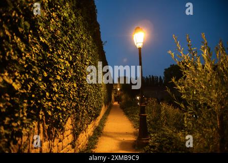 Promenade en soirée le long de la rivière Alzette à Grund - Luxembourg ville Banque D'Images