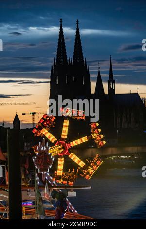 Happy Colonia Funfair, Corona-conforme Funfair au Deutzer Werft, sur le Rhin, cathédrale de Cologne, un parc d'attractions temporaire de Cologne Banque D'Images