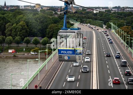 Téléphérique du Rhin, cabine au-dessus du pont du zoo, Rhin, Cologne, Rhénanie du Nord-Westphalie, Allemagne Banque D'Images