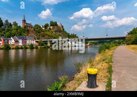 La ville de Saarburg, sur la Sarre, château, église protestante, pont de la vieille ville, bateau d'excursion, Rhénanie-Palatinat, Allemagne Banque D'Images