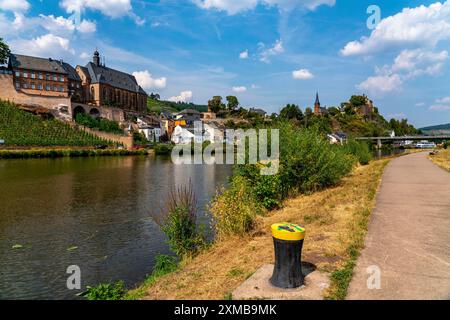 La ville de Saarburg, sur la Sarre, château, église protestante, pont de la vieille ville, bateau d'excursion, Rhénanie-Palatinat, Allemagne Banque D'Images