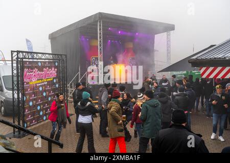 Sahnehang domaine skiable, dans le brouillard, peu de neige, seulement de la neige artificielle sur les pistes, discothèque pour les touristes hollandais, hiver, près d'Altastenberg, Winterberg Banque D'Images