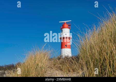 Petit phare de Borkum, hors service depuis 2003, sert toujours de support d'antenne pour le système de sécurité routière EMS, île de Borkum en mer du Nord Banque D'Images