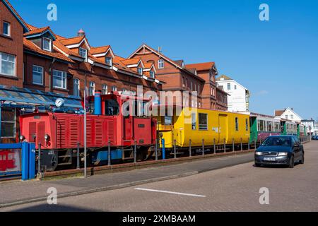 Borkumer Kleinbahn, chemin de fer insulaire, relie le port de ferry avec la gare de l'île, île de Borkum en mer du Nord, basse-Saxe, Allemagne Banque D'Images