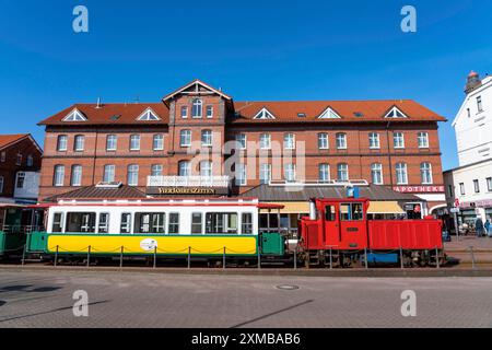 Borkumer Kleinbahn, chemin de fer insulaire, relie le port de ferry avec la gare de l'île, île de Borkum en mer du Nord, basse-Saxe, Allemagne Banque D'Images