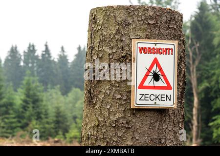 Panneau d'avertissement pour les tiques, dans la forêt d'Arnsberg, près de Hirschberg, Sauerland, Rhénanie du Nord-Westphalie, Allemagne Banque D'Images