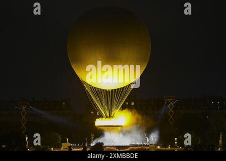 Le chaudron, avec la flamme olympique allumée, se décollant attaché à un ballon, cérémonie d'ouverture pendant les Jeux Olympiques de Paris 2024 le 26 juillet 2024 à Paris, France crédit : Agence photo indépendante/Alamy Live News Banque D'Images