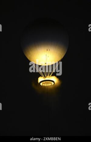 Le chaudron, avec la flamme olympique allumée, se décollant attaché à un ballon, cérémonie d'ouverture pendant les Jeux Olympiques de Paris 2024 le 26 juillet 2024 à Paris, France crédit : Agence photo indépendante/Alamy Live News Banque D'Images