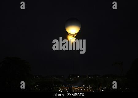 Le chaudron, avec la flamme olympique allumée, se décollant attaché à un ballon, cérémonie d'ouverture pendant les Jeux Olympiques de Paris 2024 le 26 juillet 2024 à Paris, France crédit : Agence photo indépendante/Alamy Live News Banque D'Images