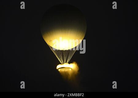 Le chaudron, avec la flamme olympique allumée, se décollant attaché à un ballon, cérémonie d'ouverture pendant les Jeux Olympiques de Paris 2024 le 26 juillet 2024 à Paris, France crédit : Agence photo indépendante/Alamy Live News Banque D'Images