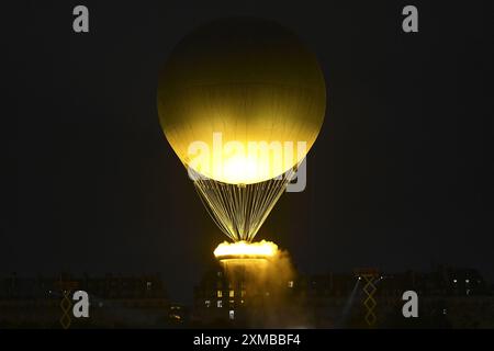 Le chaudron, avec la flamme olympique allumée, se décollant attaché à un ballon, cérémonie d'ouverture pendant les Jeux Olympiques de Paris 2024 le 26 juillet 2024 à Paris, France crédit : Agence photo indépendante/Alamy Live News Banque D'Images