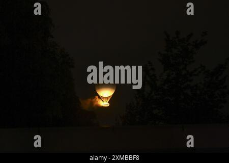 Le chaudron, avec la flamme olympique allumée, se décollant attaché à un ballon, cérémonie d'ouverture pendant les Jeux Olympiques de Paris 2024 le 26 juillet 2024 à Paris, France crédit : Agence photo indépendante/Alamy Live News Banque D'Images