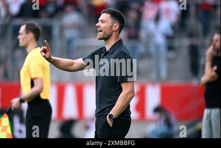 Football, Allemagne, hommes, Bundesliga, test match pour la saison 2024/2025, Stadion an der Hafenstrasse Essen ; Rot Weiss Essen - Bayer Leverkusen ; entraîneur-chef Xabi Alonso (LEV). Banque D'Images