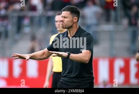 Football, Allemagne, hommes, Bundesliga, test match pour la saison 2024/2025, Stadion an der Hafenstrasse Essen ; Rot Weiss Essen - Bayer Leverkusen ; entraîneur-chef Xabi Alonso (LEV). Banque D'Images