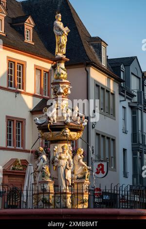 Place du marché, fontaine du marché, fontaine Saint-Pierre, à Trèves, Rhénanie-Palatinat, Allemagne Banque D'Images