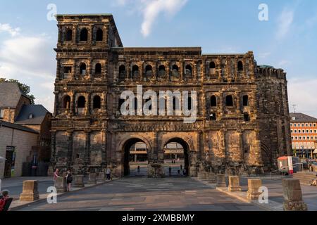 La Porta Nigra, porte romaine de la ville, site du patrimoine mondial de l'UNESCO, à Trèves, Rhénanie-Palatinat, Allemagne Banque D'Images