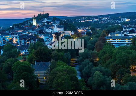 La vieille ville d'Arnsberg, à gauche et la nouvelle ville, en dessous de la rivière Ruhr, Rhénanie du Nord-Westphalie, Allemagne Banque D'Images