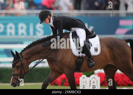 Versailles, France. 27 juillet 2024. Olympia, Paris 2024, sport équestre, soirée, dressage, Julia Krajewski caresse son cheval nickel 21 après la balade. Crédit : Rolf Vennenbernd/dpa/Alamy Live News Banque D'Images