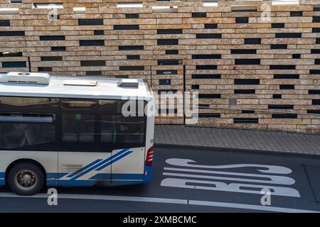 Wuppertal, gare routière centrale, à la gare principale, 5 quais avec 18 arrêts pour les bus WSW, juste à côté de la voie ferrée, exclusif Banque D'Images