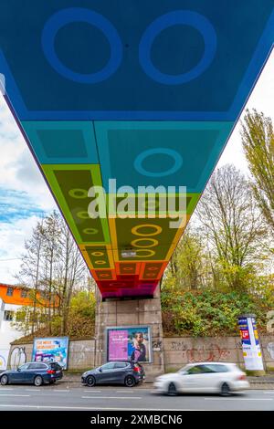 Le Rainbow Bridge ou Lego Bridge 2,0, au-dessus de Dahler Strasse, B7, dessous de ponts conçus par des artistes, une partie de la Nordbahntrasse, une ancienne Banque D'Images